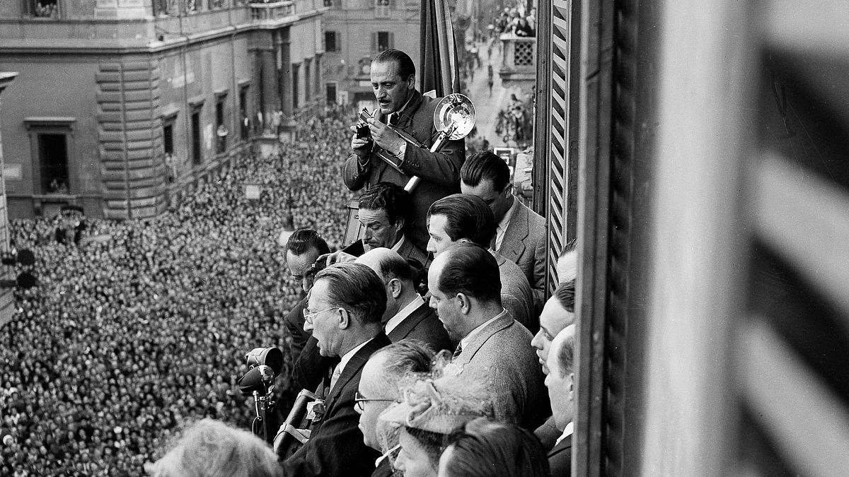 Comizio di Alcide de Gasperi in ocacsione delle Elezioni italiane del 1948 vinte dalla DC  