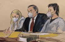 На этой зарисовке из зала суда адвокат Сэм Энзер (в центре) сидит между Хизер Морган (слева) и ее мужем Ильей Лихтенштейном.