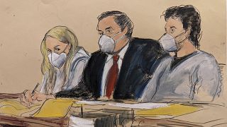 На этой зарисовке из зала суда адвокат Сэм Энзер (в центре) сидит между Хизер Морган (слева) и ее мужем Ильей Лихтенштейном.