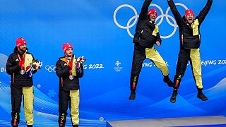 Les frères Tobias (Allemagne) sur le podium après leur victoire en luge biplace, JO d'hiver de Pékin, Chine, le 9 février 2022