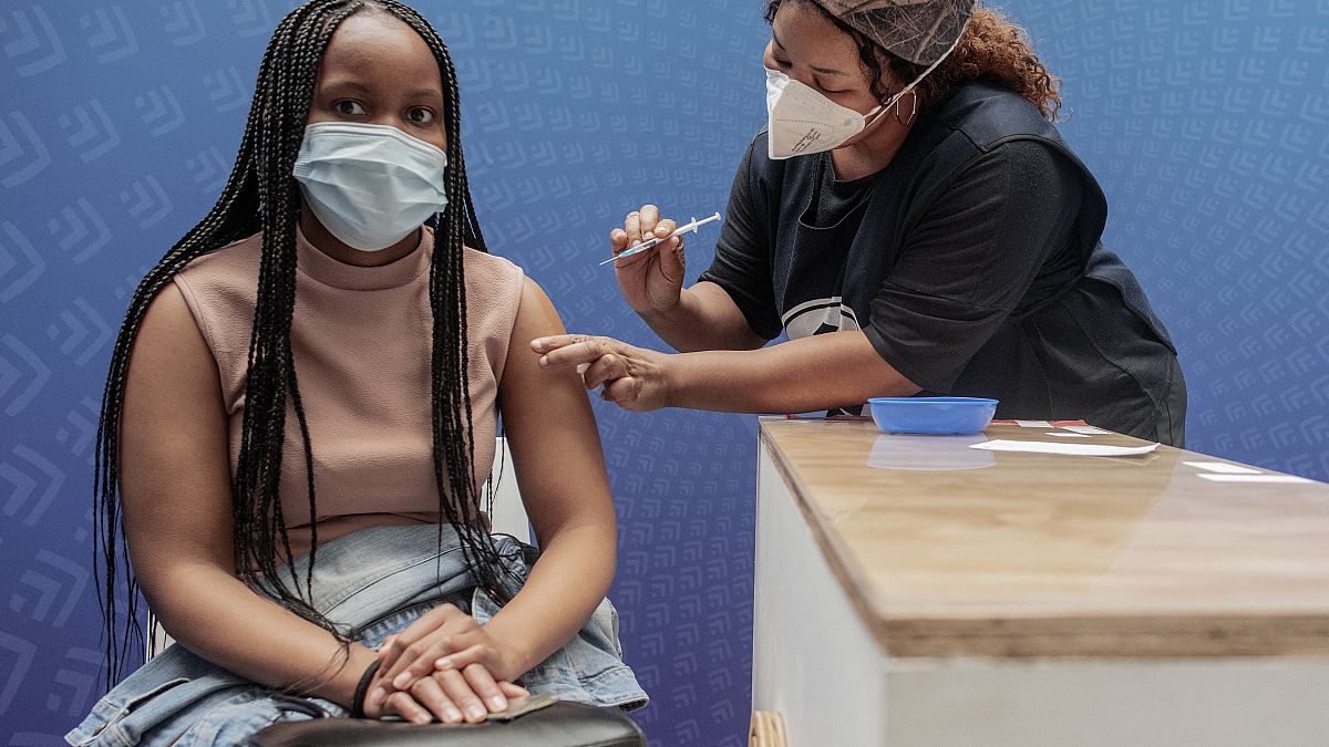 Eine Frau in Südafrika wird geimpft.