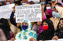Hindistan'ın güneyindeki Karnataka eyaletindeki bazı okullarda başörtüsünün yasaklanması protesto ediliyor