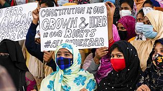 Hindistan'ın güneyindeki Karnataka eyaletindeki bazı okullarda başörtüsünün yasaklanması protesto ediliyor 