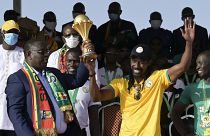  Präsident Macky Sall stemmt den Siegerpokal mit Trainer Aliou Ciss´é