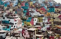 شاهد: فنانون يغيرون وجه حي كامل بلوحة جدارية عملاقة رسمت على ألف منزل في البيرو