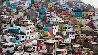 شاهد: فنانون يغيرون وجه حي كامل بلوحة جدارية عملاقة رسمت على ألف منزل في البيرو