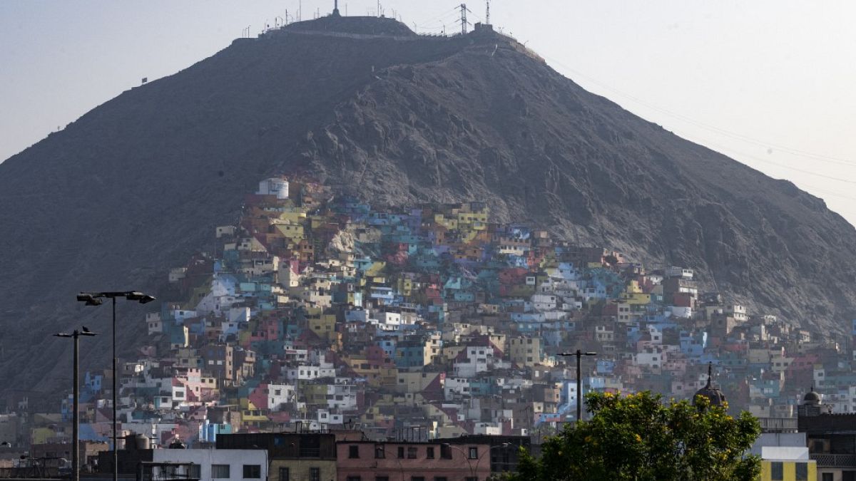 La colline San Cristobal, et ses maisons peintes par ses habitants et un collectif d'artistes, Lima, Pérou, le 8 02 2022