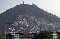 La colline San Cristobal, et ses maisons peintes par ses habitants et un collectif d'artistes, Lima, Pérou, le 8 02 2022