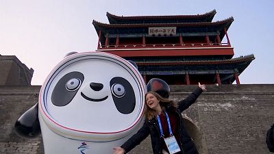 Journalists covering the Beijing Games visit Great Wall