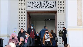 مواطنون ومحامون تونسيون يغادرون محكمة ولاية أريانة بعد إعلان إضراب القضاة
