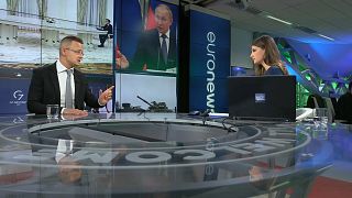 Ungarischer Außenminister Péter Szijjártó im Interview mit Euronews-Journalistin Helena Humphrey