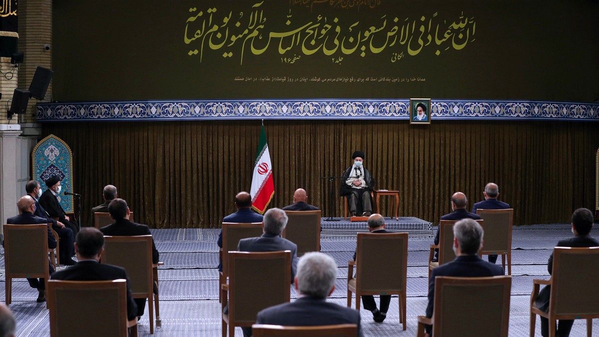 نخستین دیدار علی خامنه‌ای با اعضای هیئت دولت سیزدهم 
