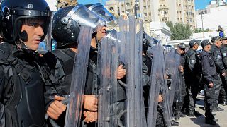 شرطة مكافحة الشغب خلال احتجاج مناوئ للرئيس قيس سعيّد في العاصمة تونس (نوفمبر 2021)