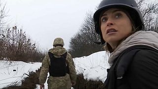 Notre journaliste Anelise Borges dans une tranchée de l'armée ukrainienne face aux séparatistes pro-russes du Donbass, à Popasna, Ukraine, février 2022