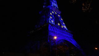 Ο Πύργος του Άιφελ στα χρώματα της σημαίας της ΕΕ