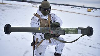 جندي أوكراني يتدرب على إطلاق صاروخ مضاد للمدرعات من صناعة أميركية