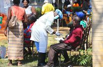 Koleragyanús betegek egy zimbabwei kórház udvarán 2018. szeptemberében – a betegség leggyakrabban a fejlődő országok nyomortelepein bukkan fel – képünk illusztráció