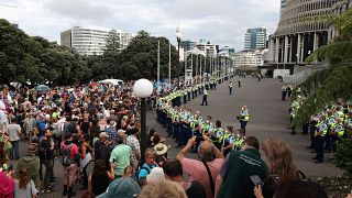 محتجون يحتشدون أمام البرلمان النيوزيلاندي بالعاصمة ويلينغتون في اليوم الثالث من المظاهرات المناهضة للتطعيم الإلزامي، 10 فبراير 2022.