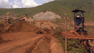 ARCHIVO - Varios de bulldozers trabajando en la mina de níquel, 26/10/2021, El Estor, Guatemala