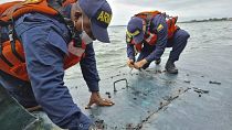 ضابطان من البحرية الكولومبية يقومان بتفتيش الغواصة التي عُثر بداخلها على 4 أطنان من الكوكايين 9 فبراير 2022.