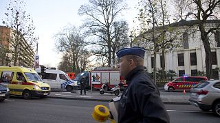 Archív felvétel: rendőrök a brüsszeli Nagy Mecset előtt