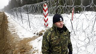 الجيش يراقب بدء العمل في الجزء الأول من حوالي 180 كيلومترًا من جدار معدني ارتفاعه 5.5 متر يهدف إلى منع المهاجرين الذين تدفعهم بيلاروس، بالقرب من كوزنيكا، بولندا، 27 يناير 2022