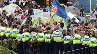 Nouvelle Zélande - Des manifestants anti-vaccin face à la police après avoir refusé d'évacuer leur campement devant le Parlement, Wellington, 10 Février 2022