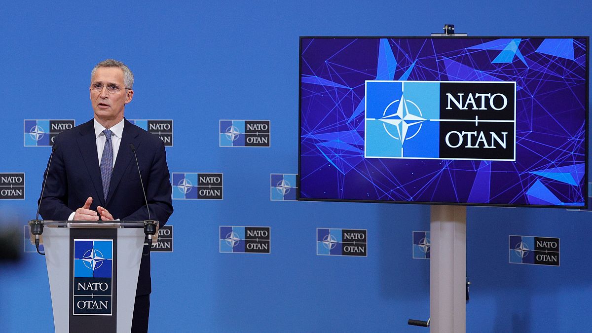 الأمين العام لحلف الناتو ينس ستولتنبرغ خلال مؤتمر إعلامي في بروكسل. 2022/01/12