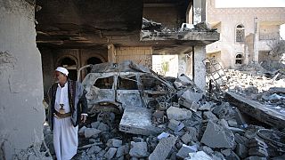 رجل يتفقد حطام مبنى بعد تعرضه لأضرار في صنعاء، اليمن، الثلاثاء 18 يناير 2022