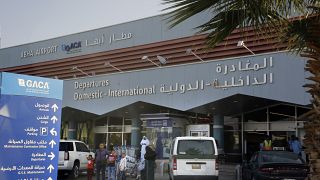 مسافرون يغادرون قاعة المغادرة بمطار أبها جنوب السعودية. 2019/08/22
