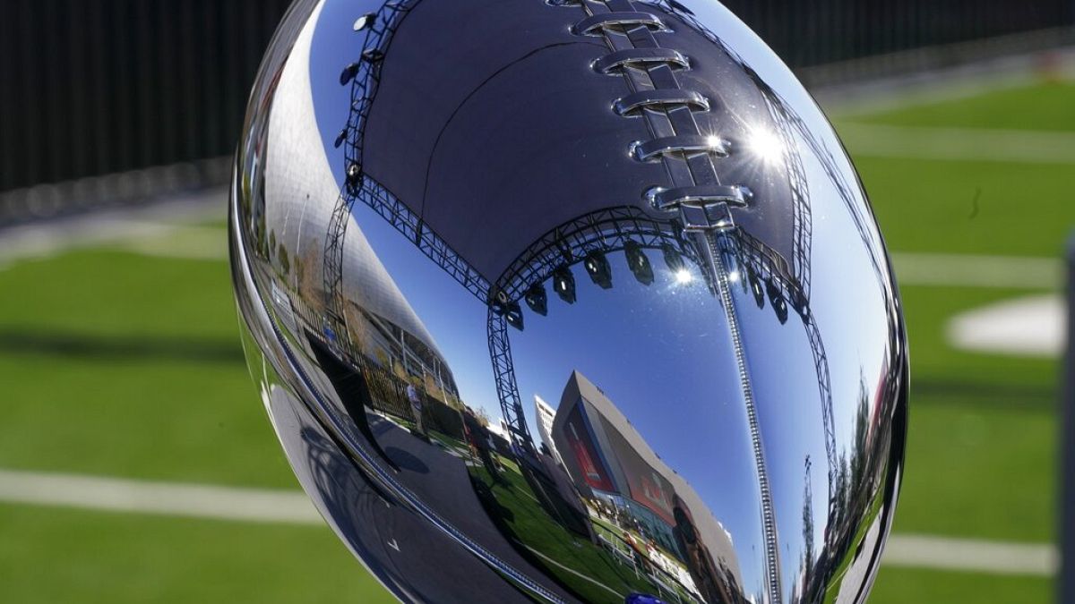 Le trophée Vince Lombardi attend le vainqueur du Super Bowl LVI au SoFi stadium d'Inglewood, en Californie, 9 Février 2022