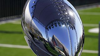 Le trophée Vince Lombardi attend le vainqueur du Super Bowl LVI au SoFi stadium d'Inglewood, en Californie, 9 Février 2022