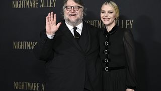 El guionista y productor Guillermo Del Toro, y la guionista Kim Morgan asisten al estreno de "El callejón de las armas perdidas", 1/12/2021, Nueva York, Estados Unidos