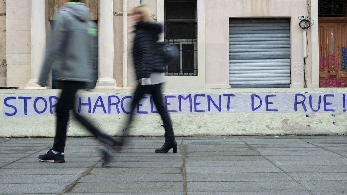 Fransa'nın Marsilya kentinde kadına yönelik şiddet protestosunda bir caddeye "Sokak tacizini durdurun" şeklinde yazıldı. 2019