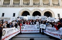 قضاة تونسيون يحتجون على حل المجلس الأعلى للقضاء في العاصمة تونس يوم الخميس. تصوير: زبير السويسي