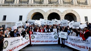 قضاة تونسيون يحتجون على حل المجلس الأعلى للقضاء في العاصمة تونس يوم الخميس. تصوير: زبير السويسي