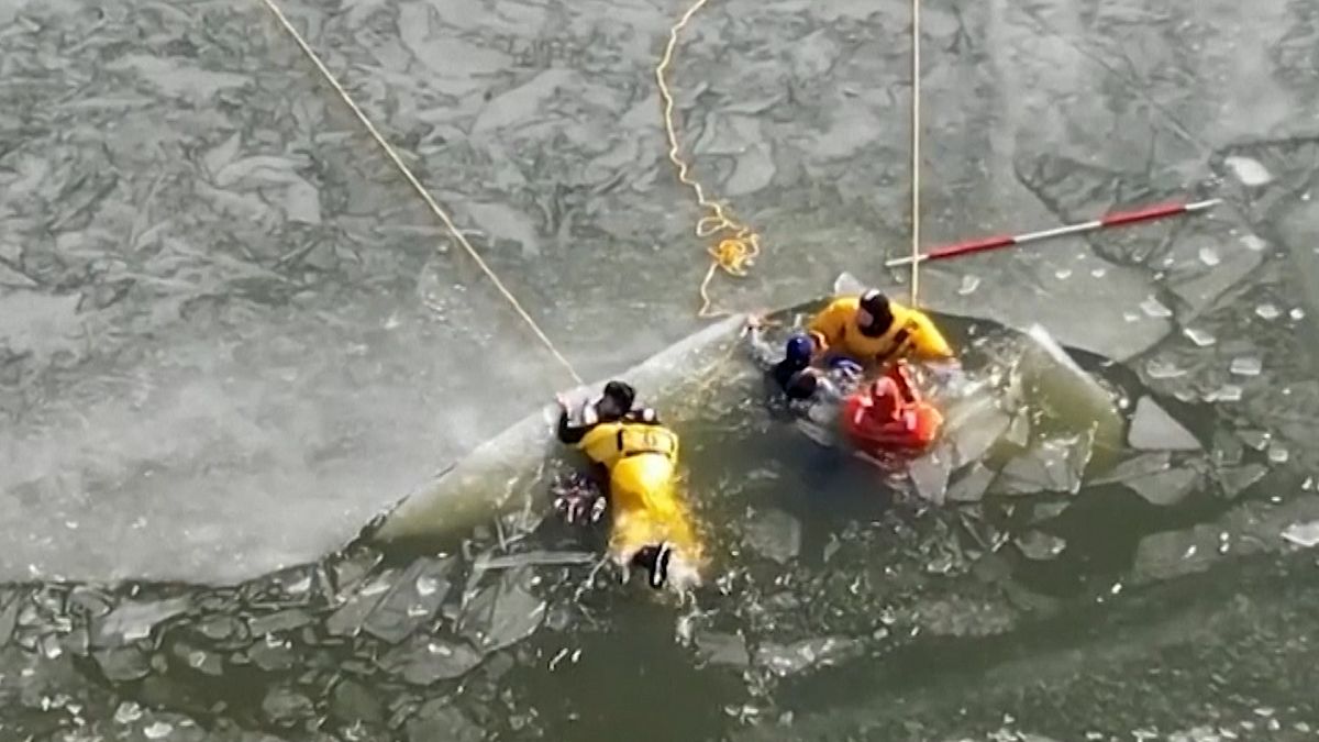 جلسه تمرینی امدادگران واقعی شد؛ ویدئوی نجات دو نوجوان گرفتار از آب‌های یخ زده میسوری 