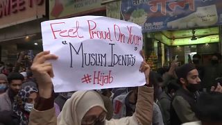 متظاهرة في نيودلهي تحمل لافتة كتب عليها "اشعر بالفخر بهويتك الإسلامية"