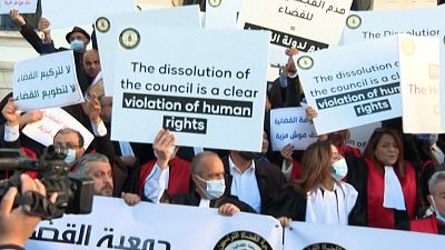 بدون تعليق: قضاة تونسيون يتظاهرون ضد حلّ الرئيس المجلس الأعلى للقضاء