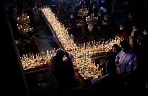 شاهد: مصلون يُشكلون صليبا بعبوات العسل المضاءة احتفالا بـ"رب جميع الأمراض" في بلغاريا