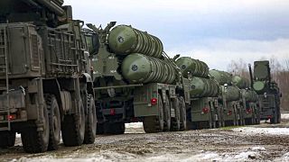 شاحنات عسكرية تحمل منظومة الدفاع الجوي أس 400 الروسية خلال مناورات عسكرية قرب الحدود الأوكرانية