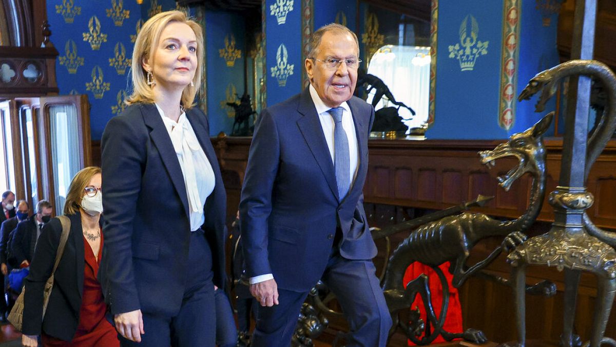 Ο Ρώσος υπουργός Εξωτερικών Σεργκέι Λαβρόφ συναντά την Βρετανίδα ομόλογό του Λιζ Τρας στη Μόσχα