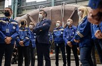 الرئيس الفرنسي إيمانويل ماكرون في موقع الإنتاج الرئيسي لشركة GE Steam Power System لأنظمة التوربينات النووية في بلفور، شرق فرنسا، 10 فبراير 2022