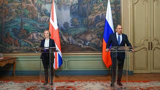 وزيرة الخارجية البريطانية ليز تروس ووزير الخارجية الروسي سيرجي لافروف خلال مؤتمر صحفي مشترك عقب محادثاتهما في موسكو، روسيا، 10 فبراير 2022