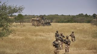 جنود من الجيش الفرنسي يراقبون منطقة ريفية شمال بوركينا فاسو