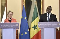 Ursula von der Leyen aux côtés du président sénégalais Macky Sall à Dakar, jeudi 10 février 2022.