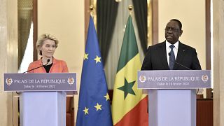 Ursula von der Leyen aux côtés du président sénégalais Macky Sall à Dakar, jeudi 10 février 2022.