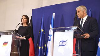 Jaír Lapid izraeli és Annalena Baerbock német külügyminiszter tel-avivi sajtótájékoztatója