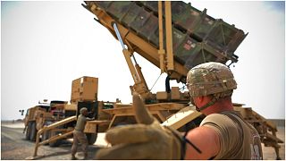 جندي أمريكي بالقرب من منظومة باتريوت في قاعدة الظفرة الجوية بأوظبي
