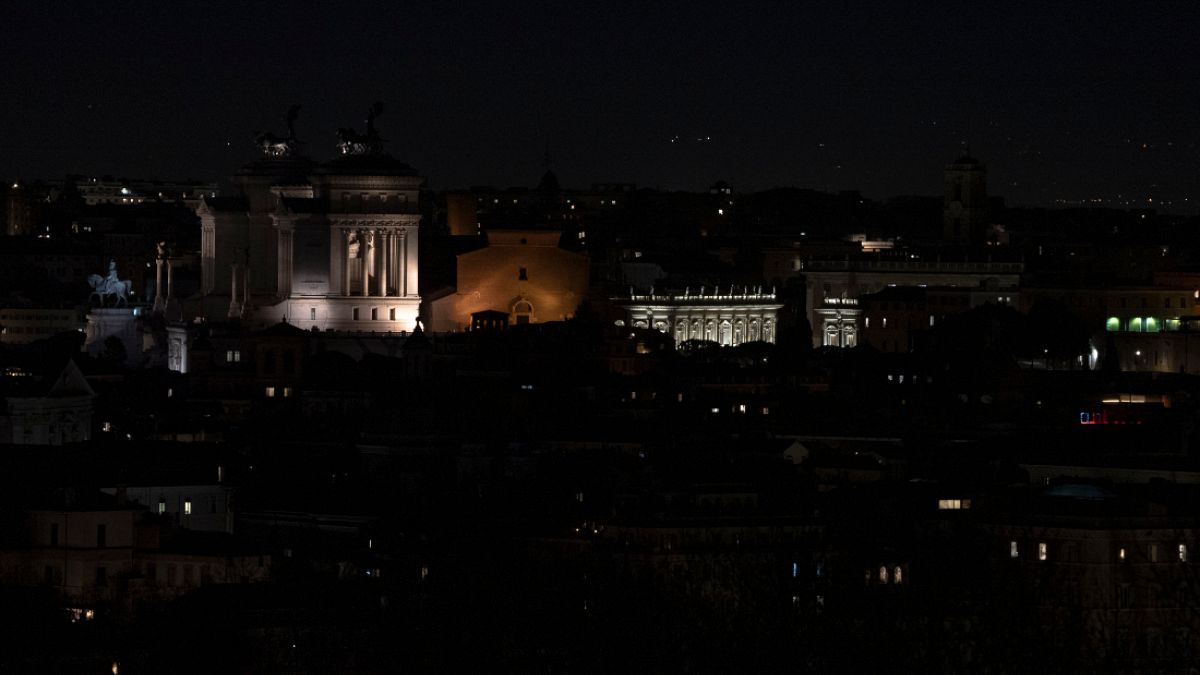 Başkent Roma'da ünlü anıt ve binalar ışıklarını söndürdü